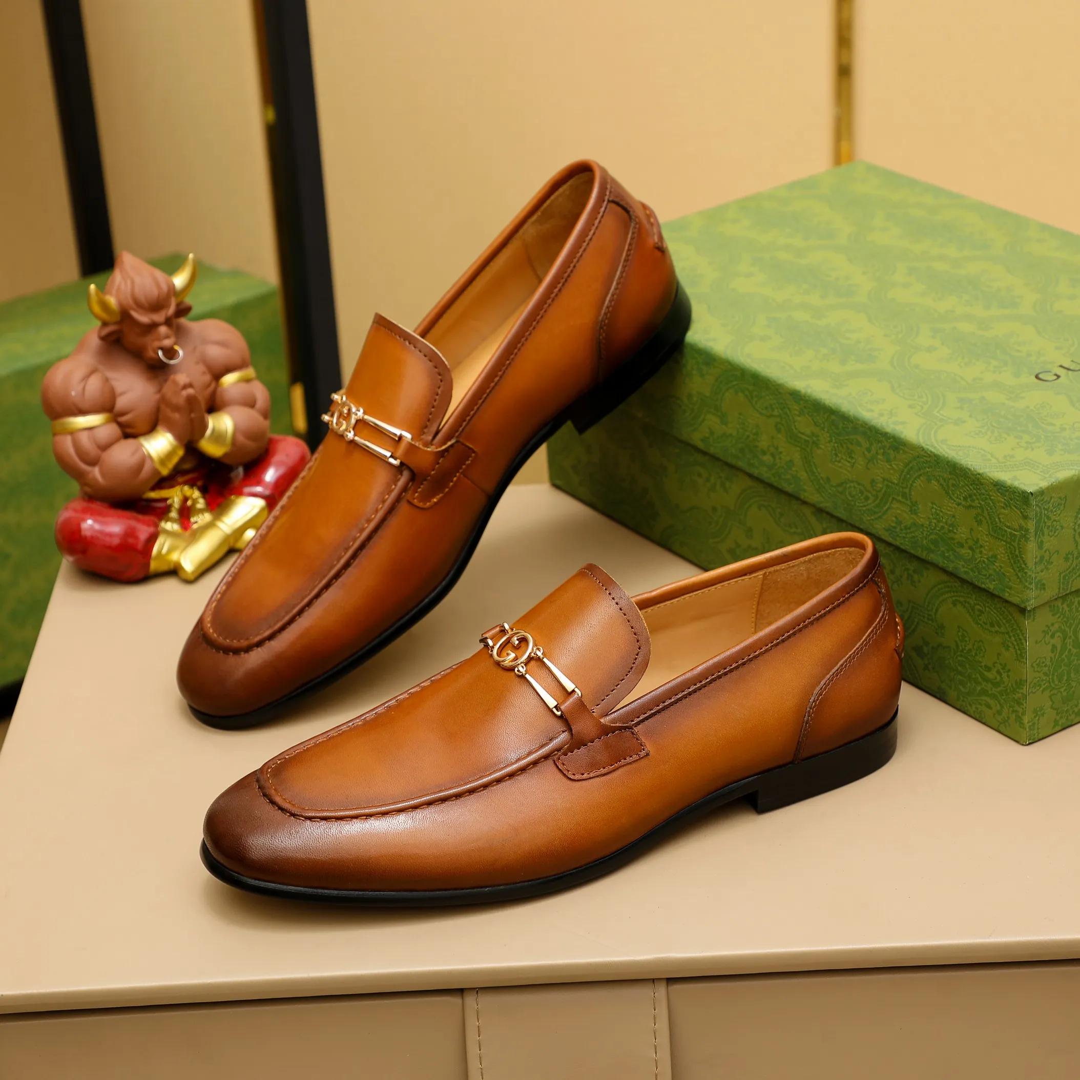p480 GUCCI 2021 men’s latest casual leather shoes👞! Available at counters simultaneously! A one-to-one replica of the original. All imported top layer calfskin. The interior is made of top-grade cowhide, and the original factory-supplied rubber outsole is used. Leading new fashion concepts. Black, brown, matching sizes: 38-45